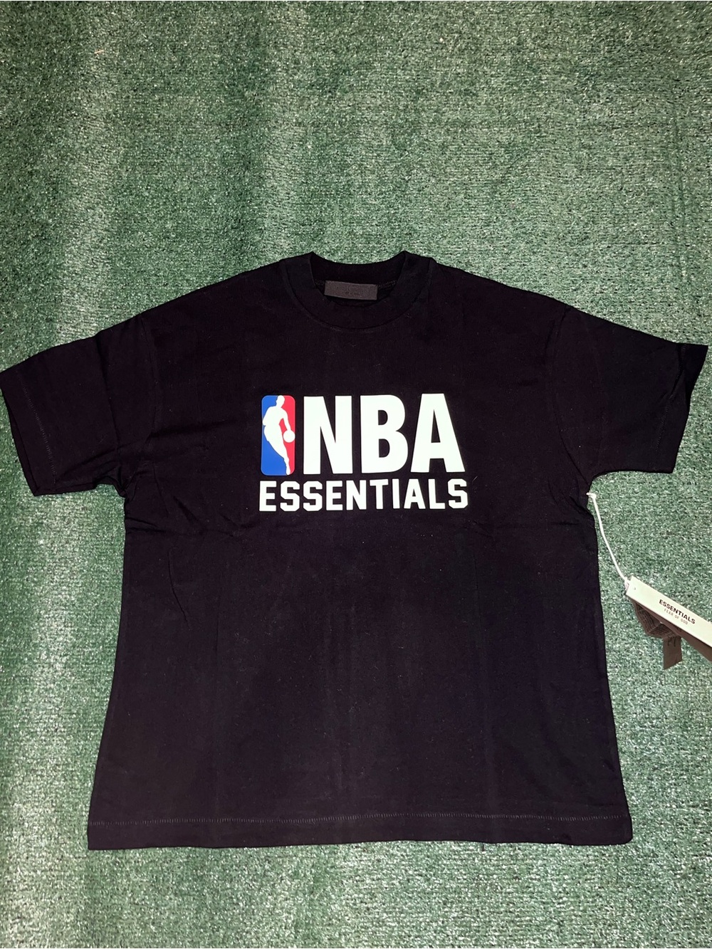 NBA essentialsBlack Logo Graphic Tee